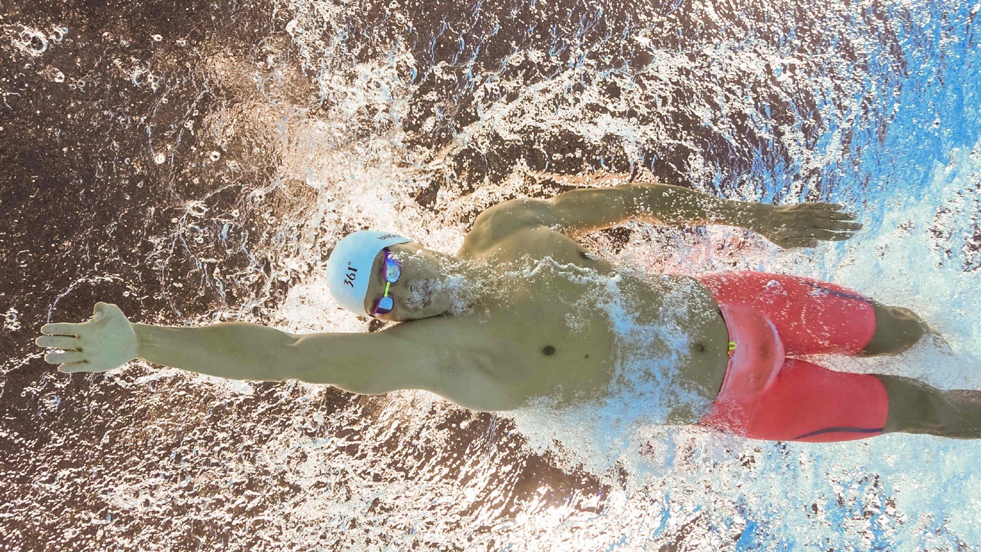 “短柄墙球：高新区全民健身馆赛场，战术布局与精准出击的完美结合”