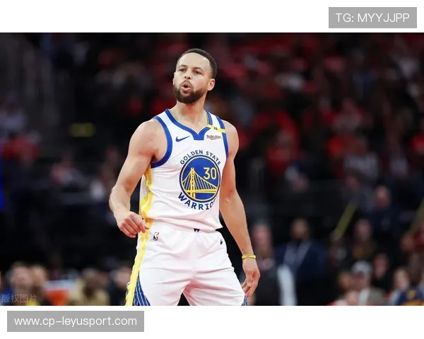 2022年季后赛：库里在第七场决胜局中投中多记关键三分，成功带队夺冠！